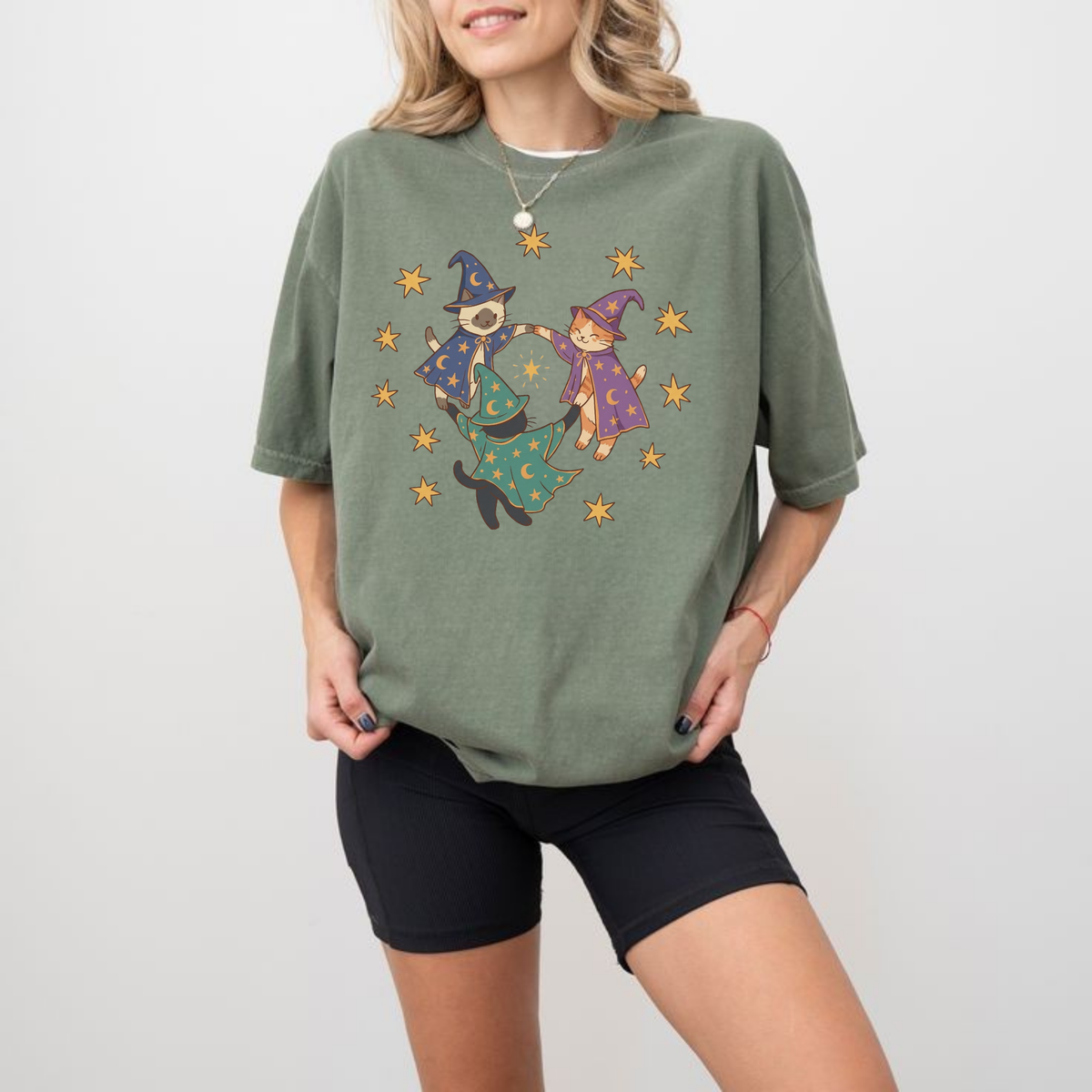 90s Wizard Cats T-Shirt – Retro Vintage Witch Kittens in a Circle Graphic Tee