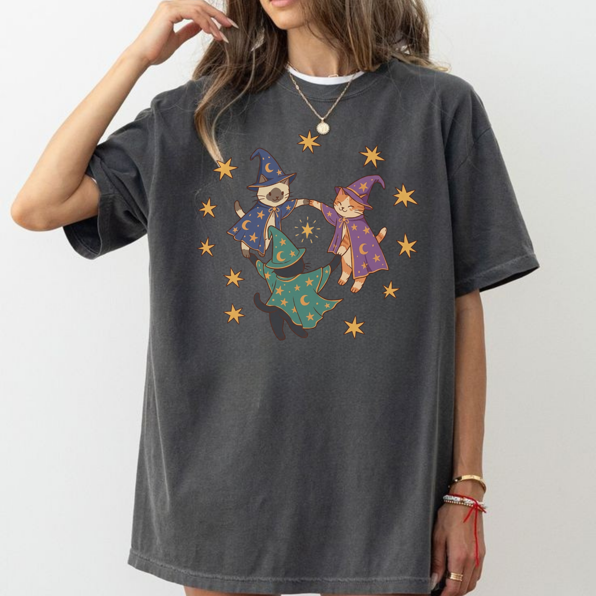 90s Wizard Cats T-Shirt – Retro Vintage Witch Kittens in a Circle Graphic Tee